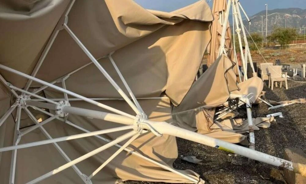 Καλαμάτα: Φοβερές ζημιές άφησε πίσω της η κακοκαιρία - Κατέστρεψε τραπεζοκαθίσματα και ομπρέλες σε καταστήματα
